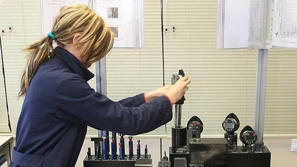Una trabajadora manipula una máquina en la planta de Magnesio de Valdorros.-I. L. M.