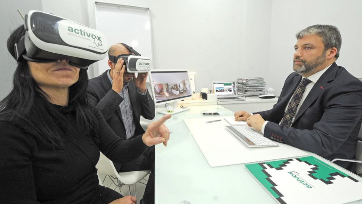 Daniel de la Mata, gerente de Activox, muestra a unos clientes cómo funcionan las gafas de realidad virtual.-ISRAEL L. MURILLO