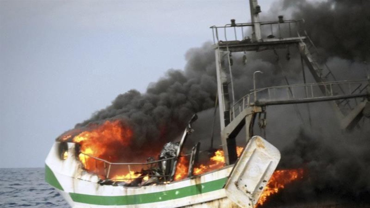 Fotografía facilitada por Salvamento Marítimo del barco pesquero Pastor Carrillo en llamas del que han sido rescatados tres miembros de su tripulación tras registrarse el incendio cuando navegaba a 5 millas al sur de Almería.-EFE