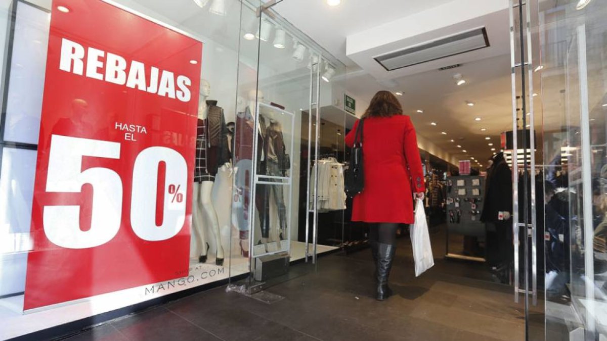 Entrada a uno de los comercios que ya luce el cartel de rebajas debido a liberalización que permite a los establecimientos iniciarlas cuando quieran.-RAÚL G. OCHOA