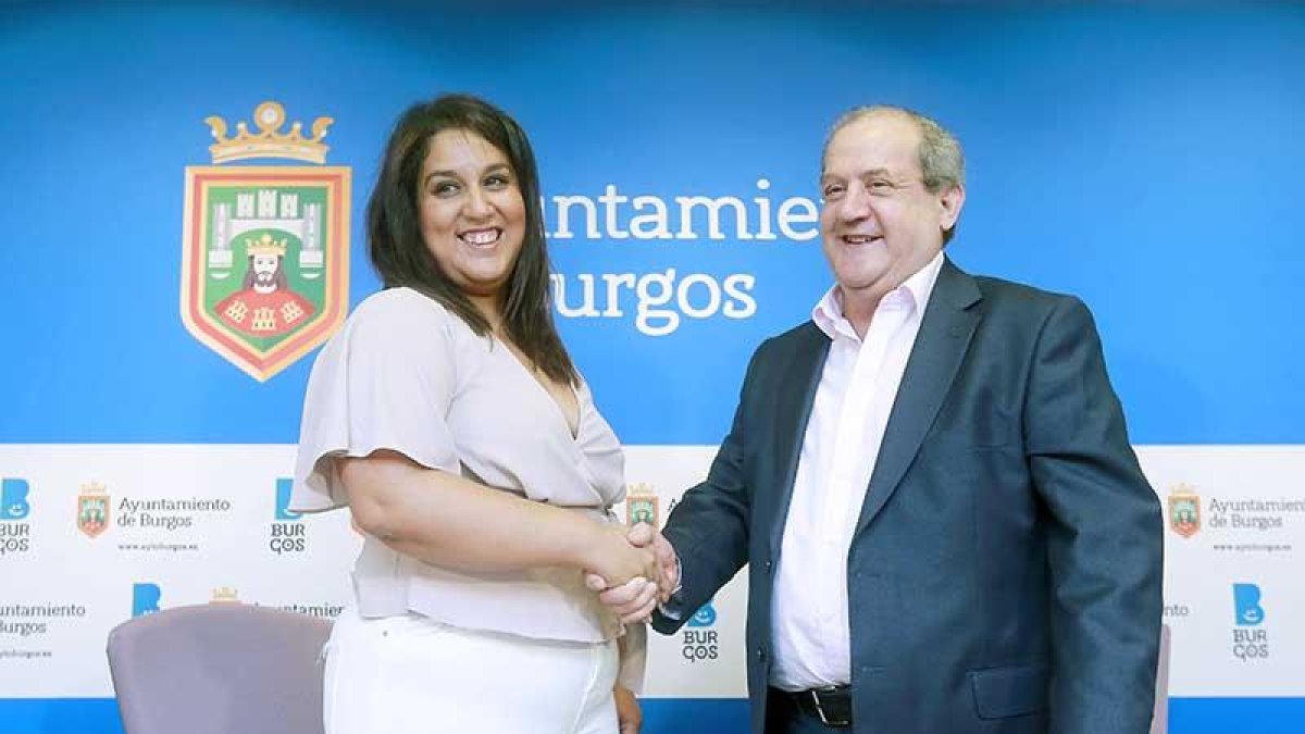 Estrella Paredes, concejala de Sanidad, y Antonio Ortiz, presidente de Alcer, durante la firma del convenio.-RAÚL OCHOA