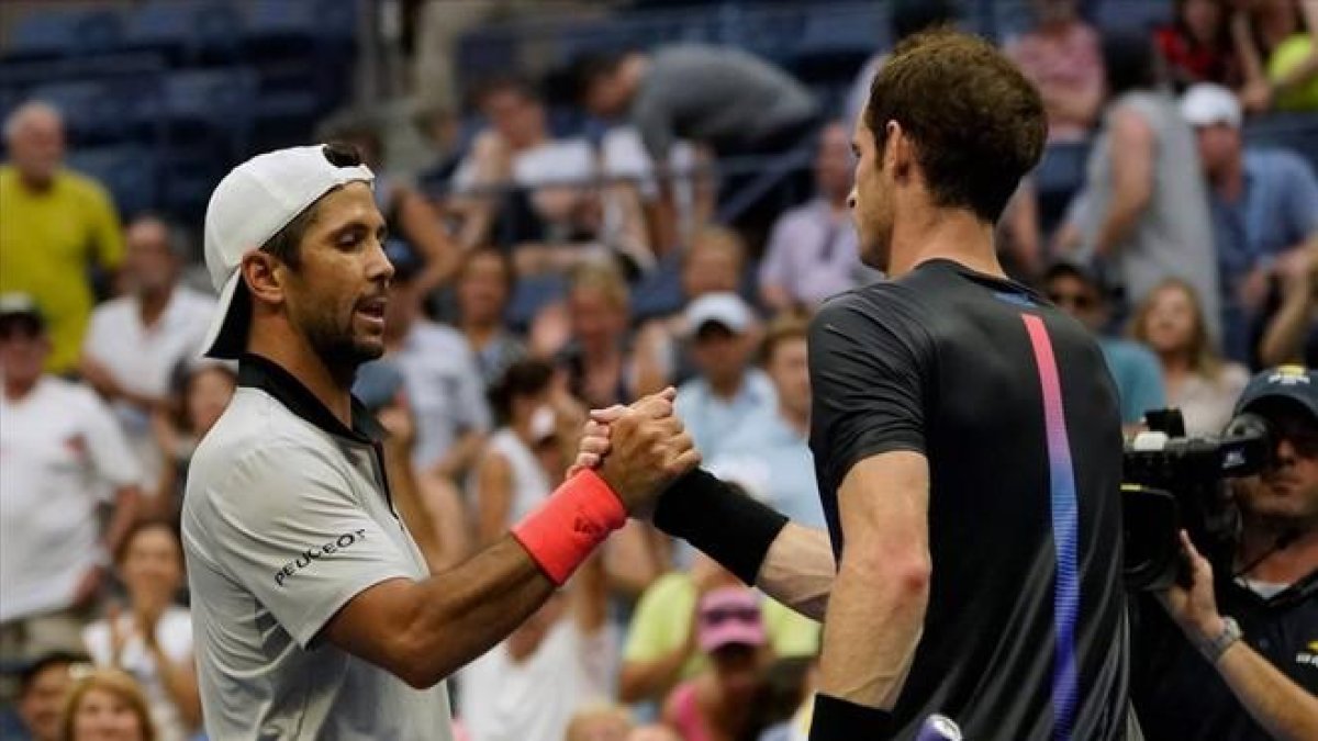 Fernando Verdasco y Andy Murray se saludan tras el partido.-ROBERT DEUSTCH
