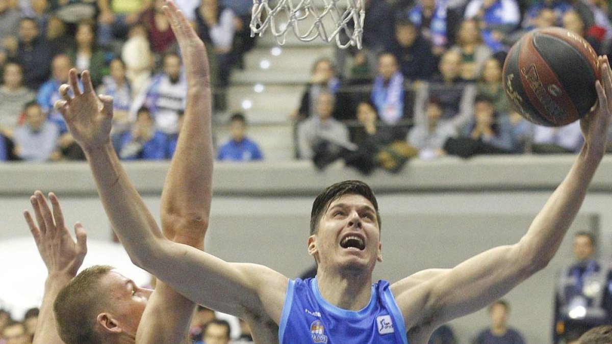Huskic gana la partida a Iverson, ayer, en el Coliseum.-SANTI OTERO