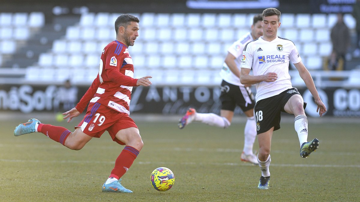 Aitor Córdoba presiona a Molina durante el encuentro disputado en El Plantío. TOMÁS ALONSO
