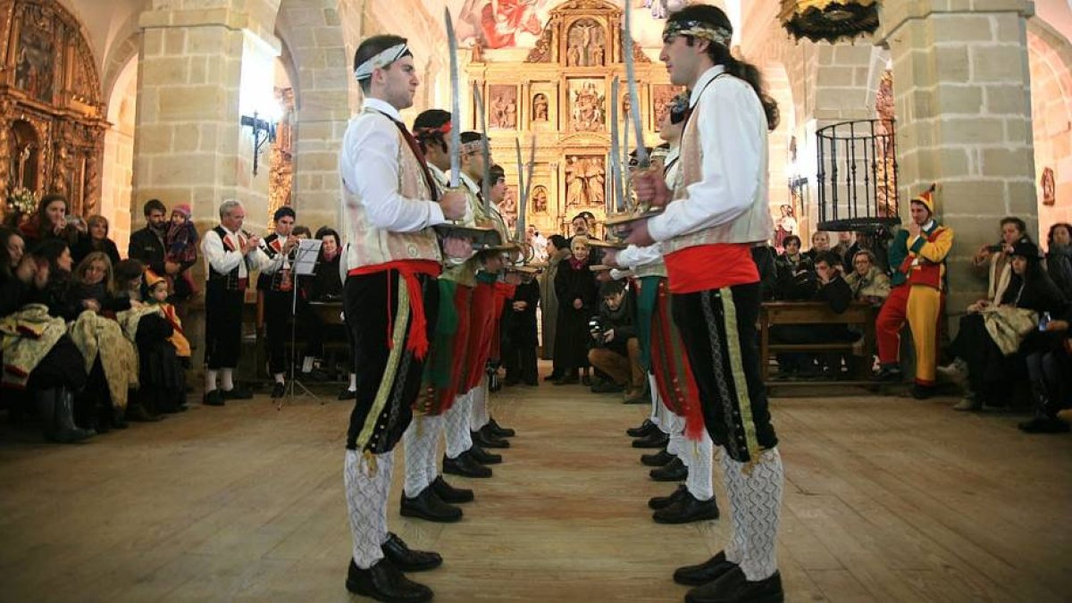 El público siguió el desarrollo de las populares danzas en riguroso silencio-F. P. DUEÑAS