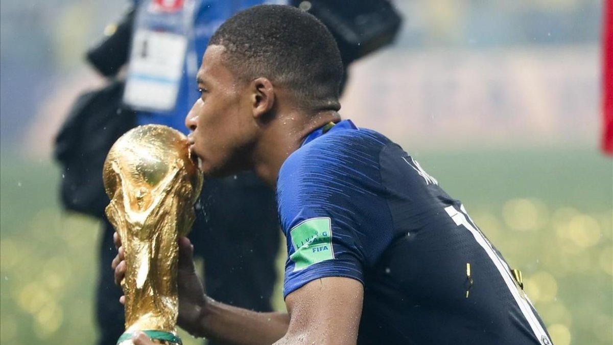 Kylian Mbappé besando la Copa del Mundo conquistada en Rusia /-NATACHA PISARENKO