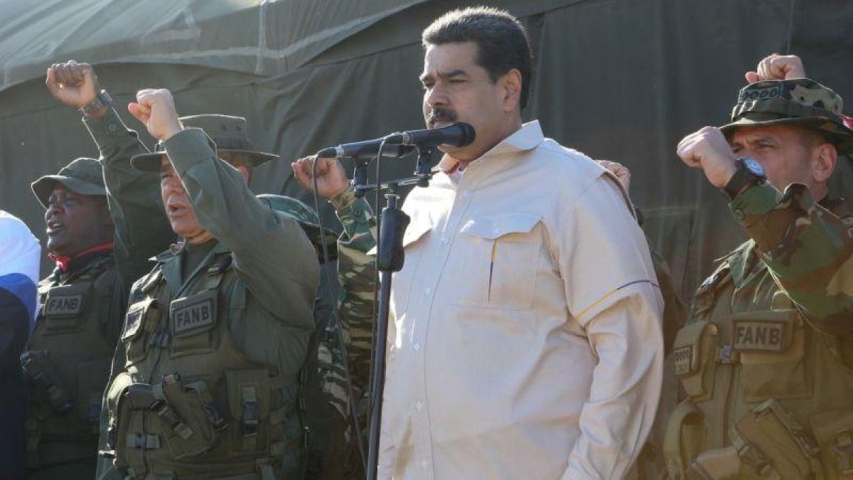 El presidentde de Venezuela, Nicolás Maduro,presencia un ejecicio militar.-REUTERS