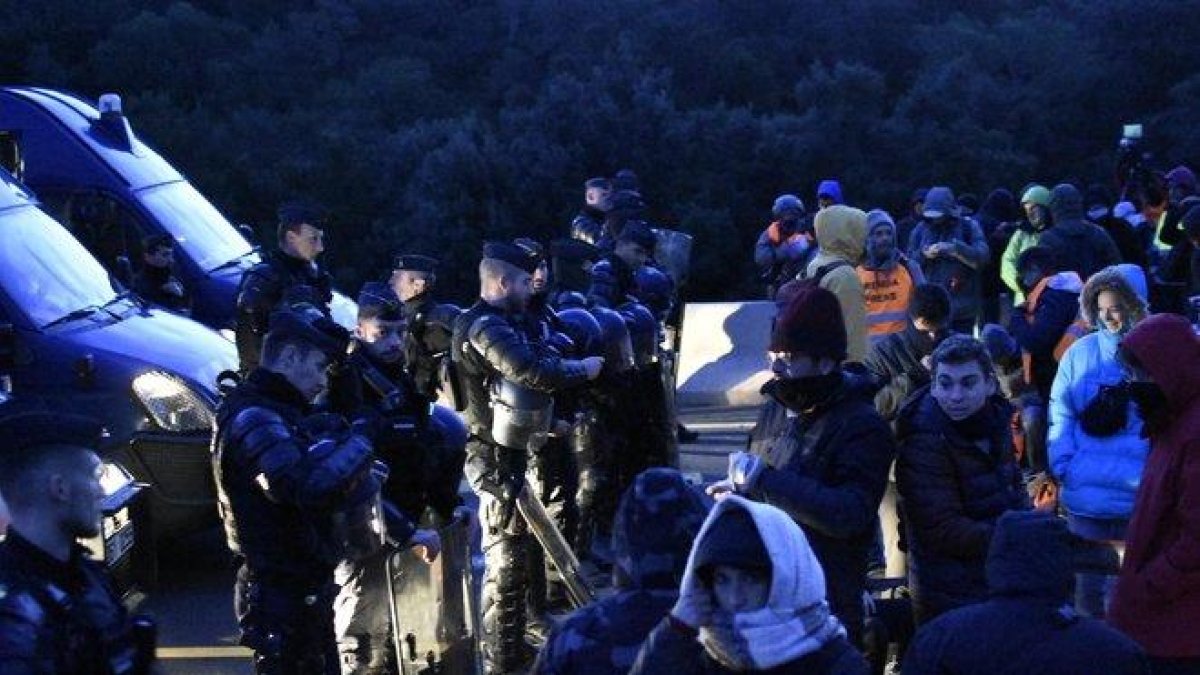 Antidisturbios franceses ante manifestantes de Tsunami, a primera hora de este martes en El Pertus.-MANU MITRU