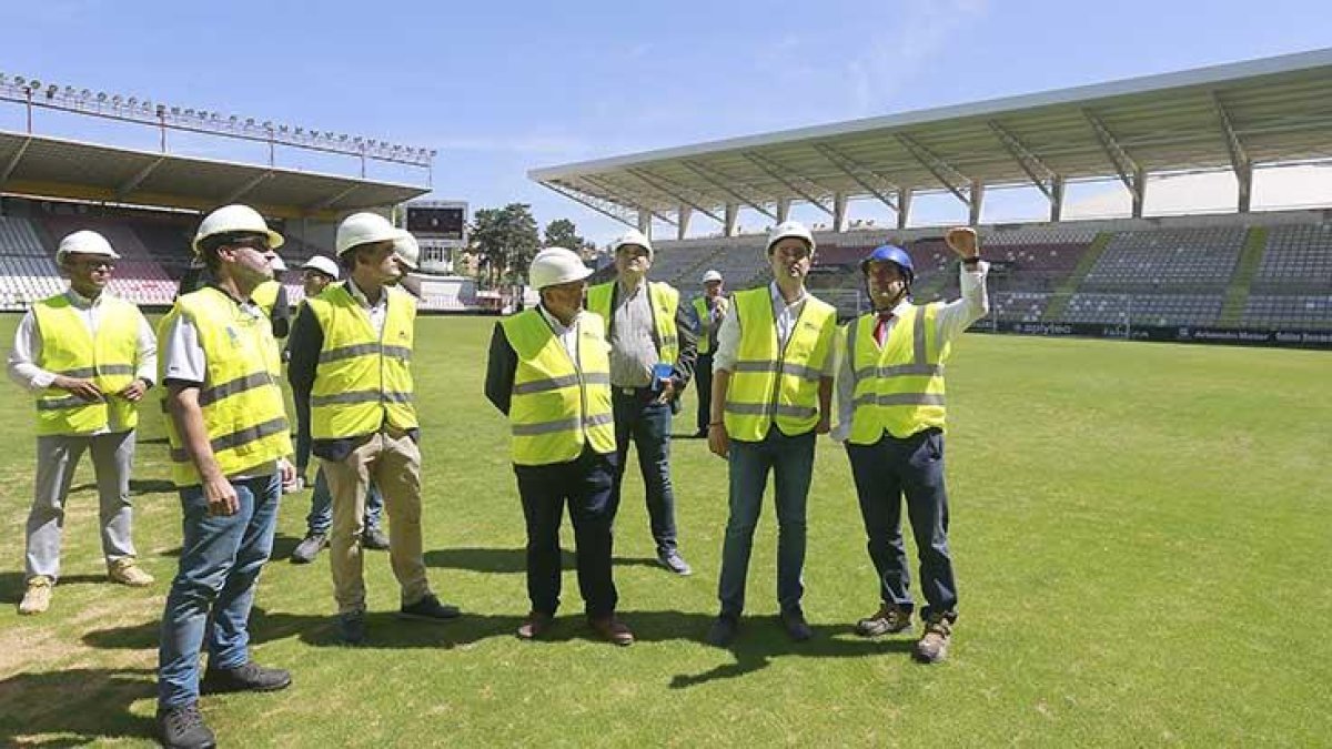 El presidente del Burgos CF, Jesús Martínez (derecha), habla con el alcalde, Daniel de la Rosa, en presencia de los técnicos y de los representantes de la empresa, ayer, en El Plantío.-RAÚL OCHOA