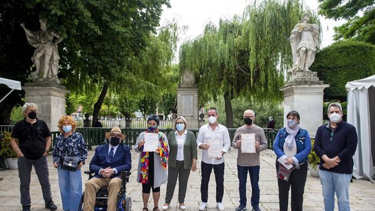 Los miembros del jurado y los galardonados posan tras la entrega de premios en el Espolón. SANTI OTERO