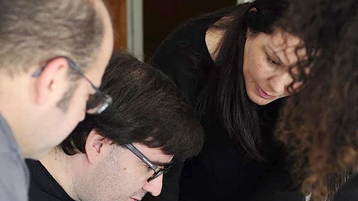 El autor con su equipo en la preparación del documental.-