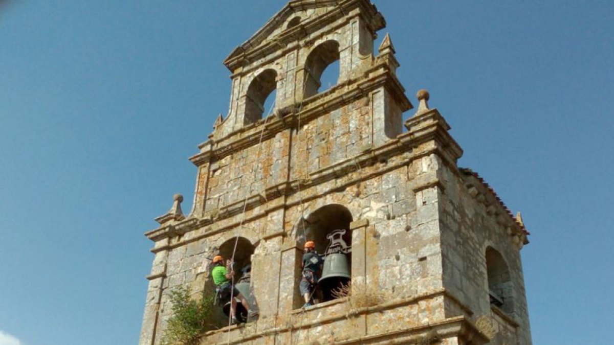 Enrique de Miguel y Jorge Calvo durante la primera jornada de limpieza de la iglesia.-A.F.I.