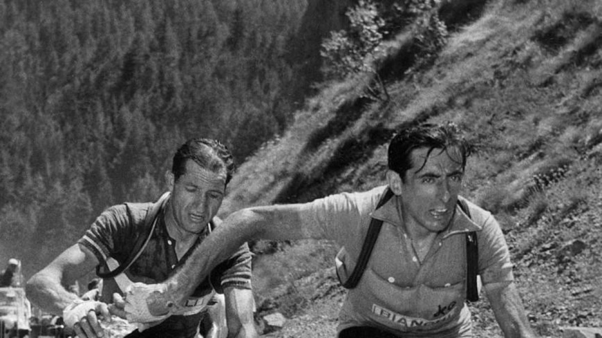 Gino Bartali, a la izquierda, en una histórica imagen junto a Fausto Coppi. ¿Quién dio el botellín a quién? El enigma sigue y seguirá.-EL PERIÓDICO