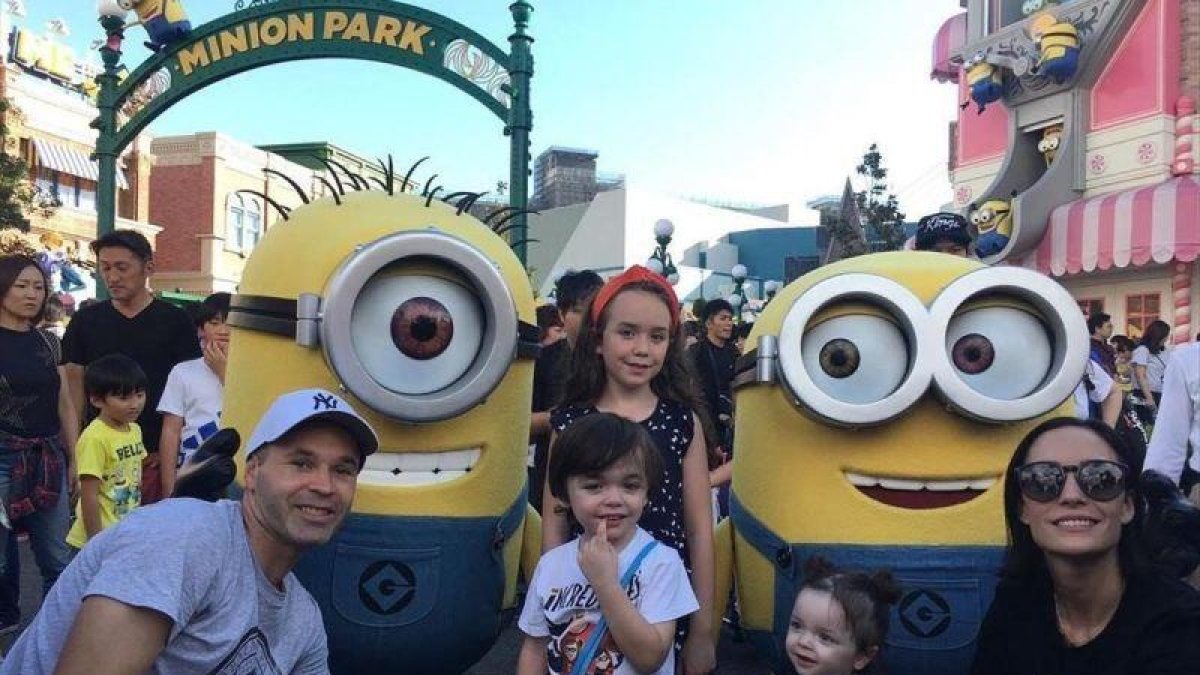Andrés Iniesta, con su familia.-EL PERIÓDICO