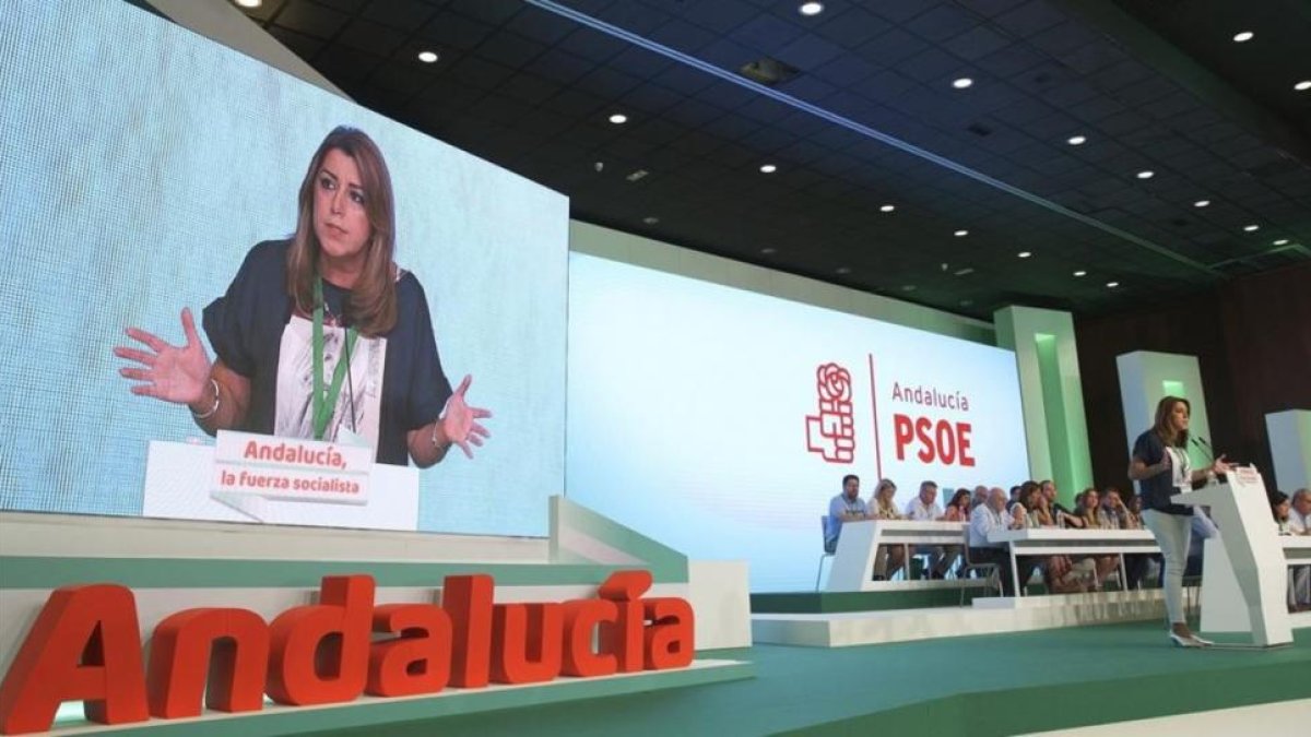 Susana Díaz interviene en el último congreso del PSOE-A.-EFE / JULIO MUNOZ
