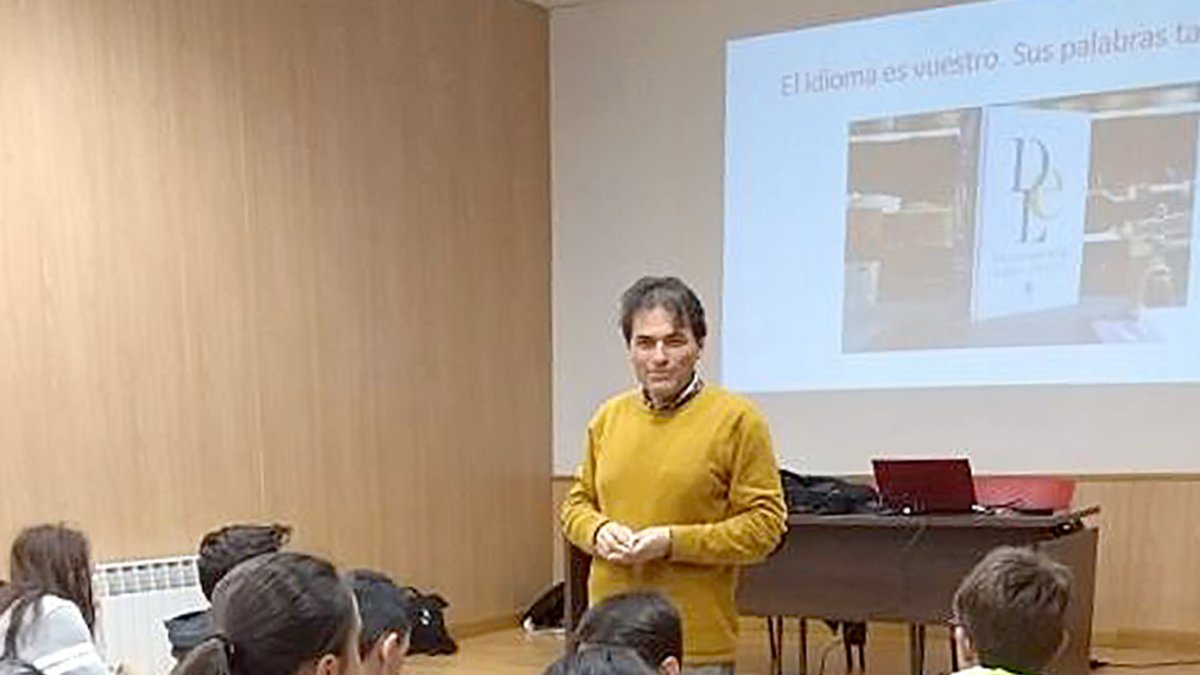 El profesor de la UBU Pedro Ojeda en una actividad en un colegio en 2019.