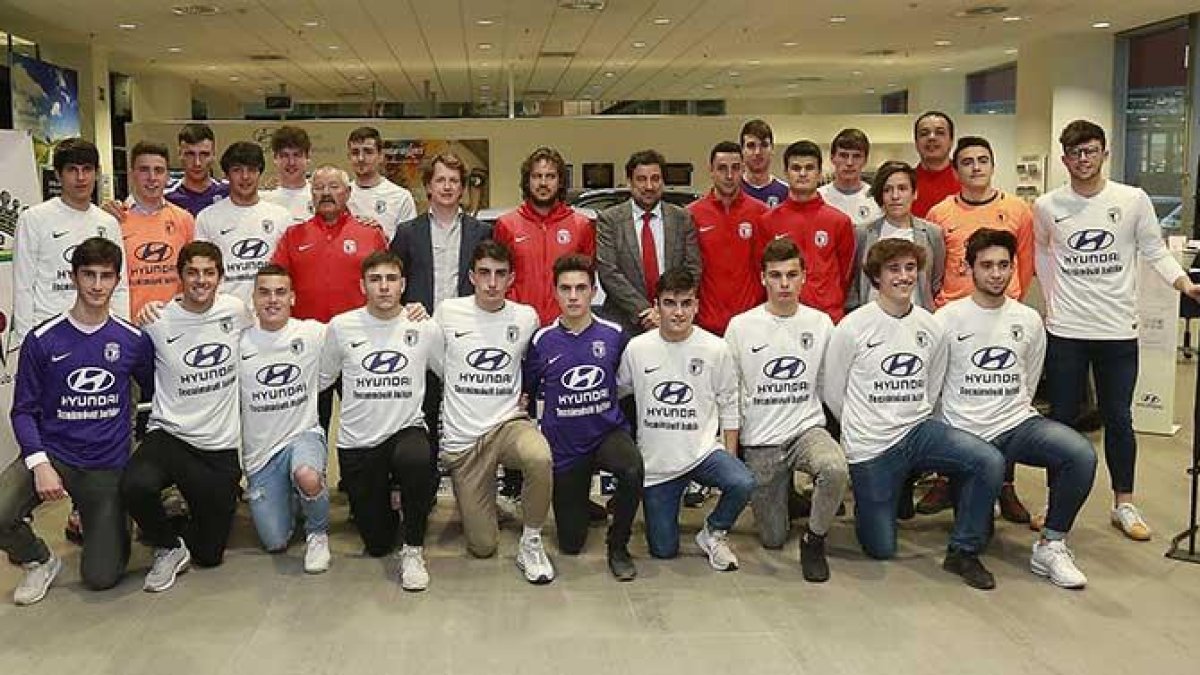 Los componentes del equipo juvenil A del Burgos CF recibieron ayer un homenaje por el buen trabajo realizado-Raúl G. Ochoa