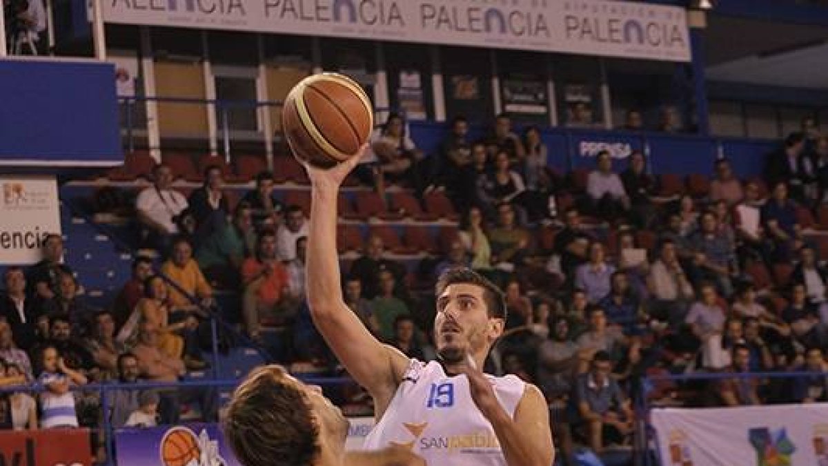 Roger Fornas lanza a canasta.-MARÍA GONZÁLEZ / CB MIRAFLORES
