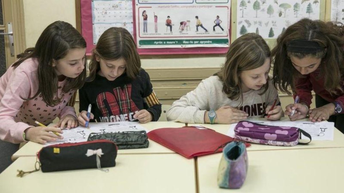 Estudiantes de la Escola del Mar de Barcelona hacen los deberes en el colegio.-JOAN CORTADELLAS