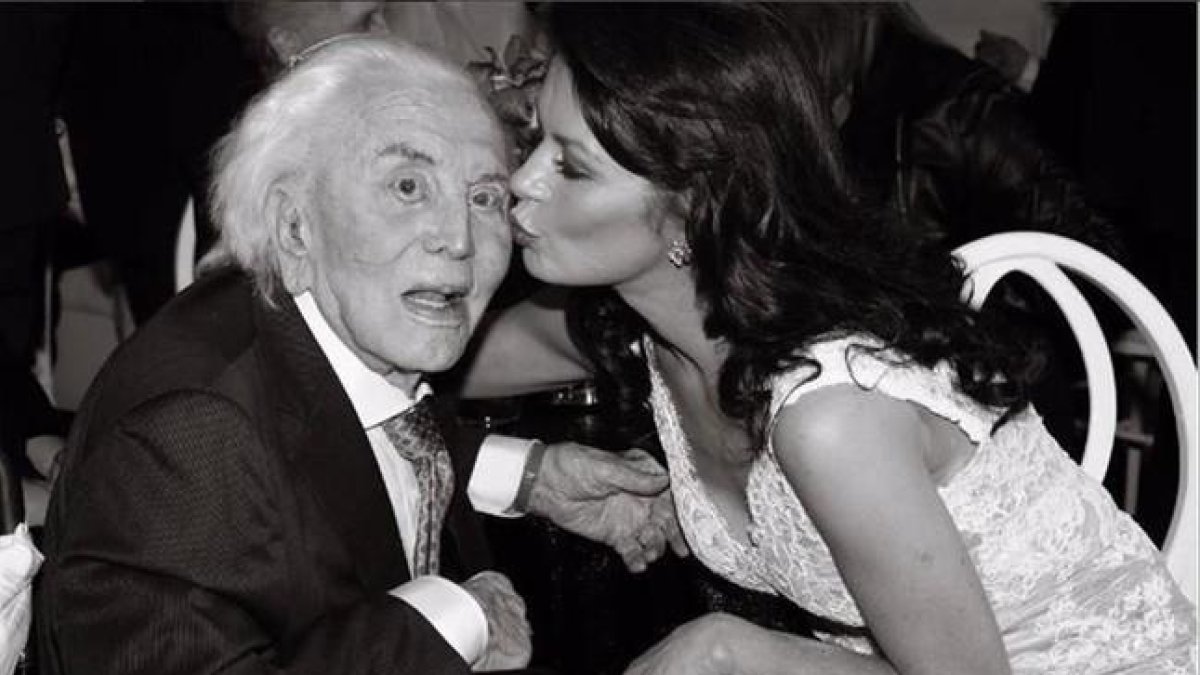 La actriz Catherine Zeta-Jones felicita a Kirk Douglas por su 99º aniversario.-INSTAGRAM