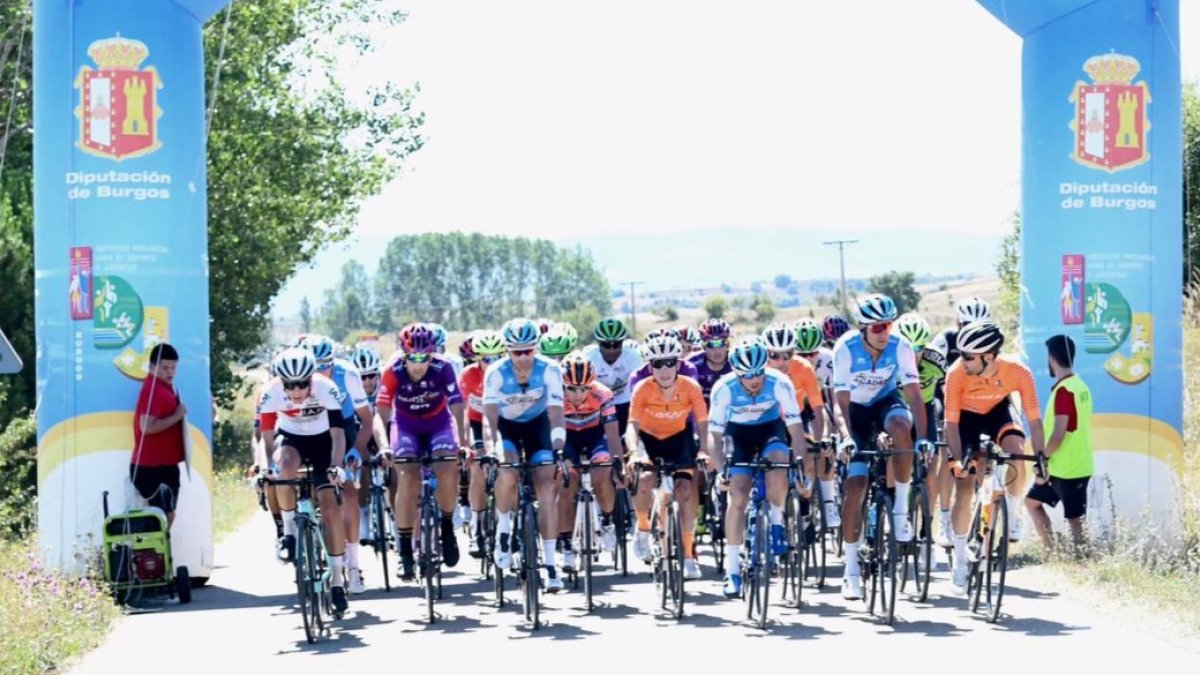 Imagen del pelotón compacto durante una etapa de la Vuelta a Burgos de 2019. SANTI OTERO
