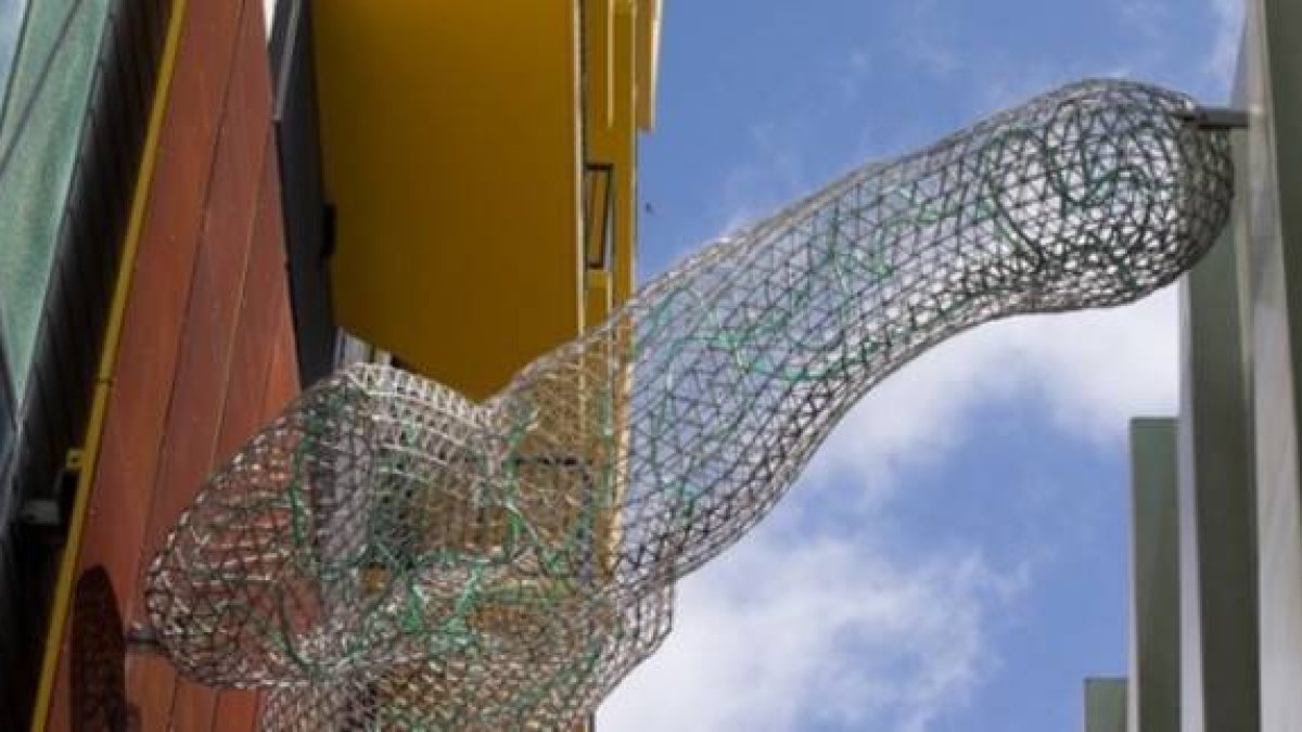 Polémica escultura en una estación de tren de Auckland (Nueva Zelanda).-