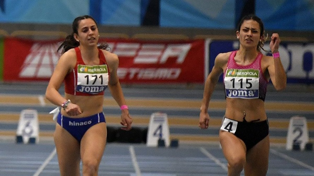 Lucía Carrillo -derecha-, en pleno esfuerzo durante el Nacional sub20. TWITTER / @RFEA