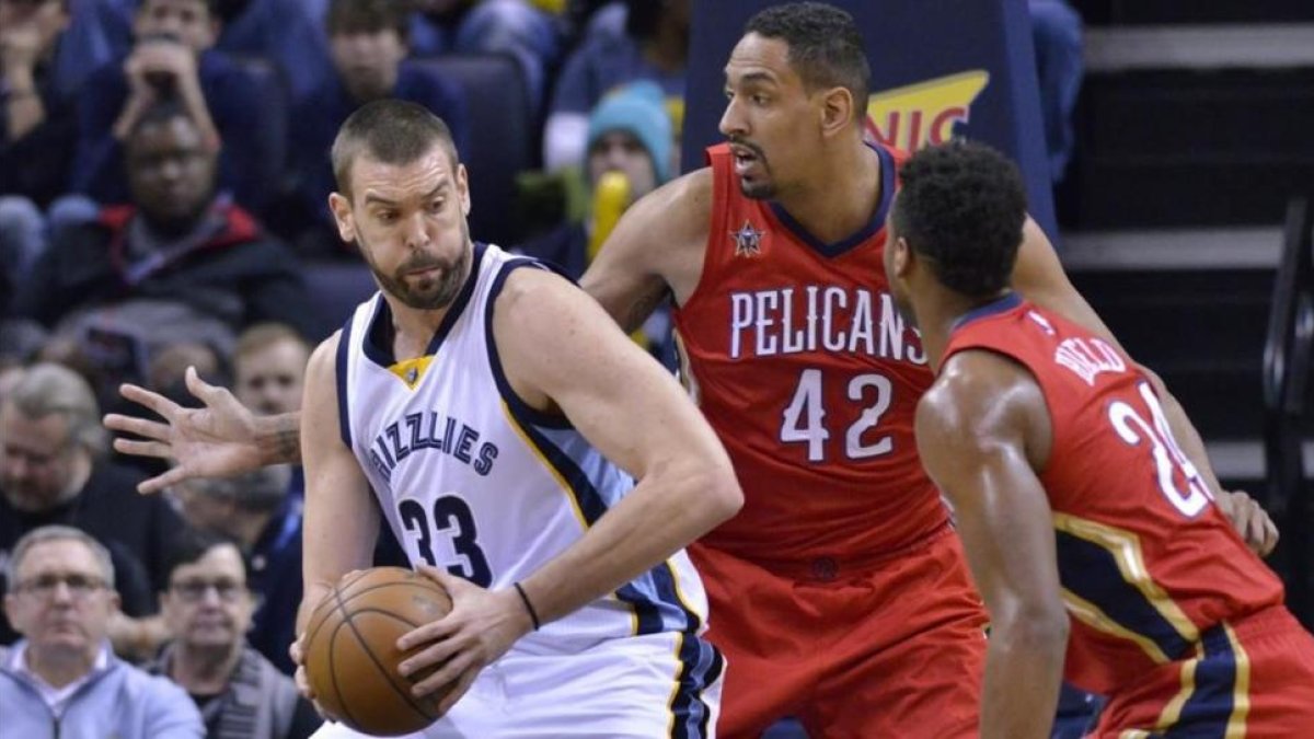 Marc Gasol piensa una jugada ante la oposición de Ajinca y Hield en el Memphis-Pelicans.-BRANDON DILL