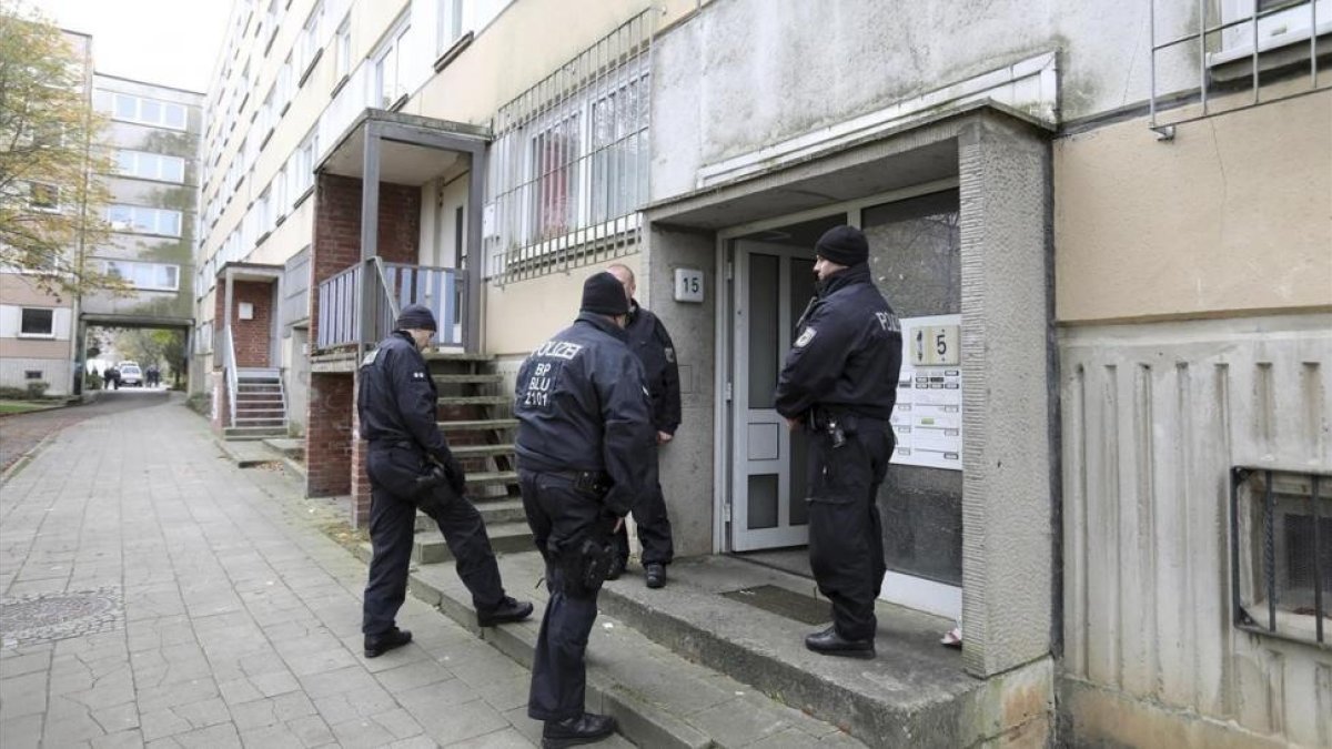 Agentes de policía frente al edificio donde ha sido arrestado el joven sirio acusado de preparar un atentado, en Schwerin, el 31 de octubre.-AP