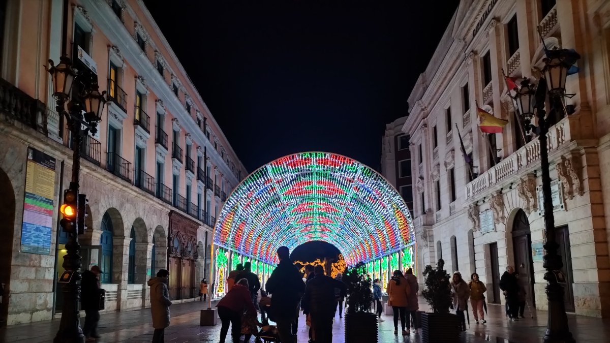 El arco de luces de Navidad del Paseo del Espolón es uno de los cuatro elementos de gran formato que desde el domingo ya está reparado.