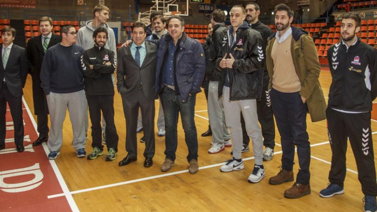 Andreu Casadevall, en el centro de la imagen, se despidió ayer de El Plantío arropado por el cuerpo técnico, los jugadores españoles de la plantilla (y Maresch) y la directiva del CB Miraflores.-SANTI OTERO