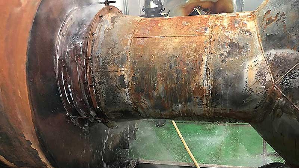 Un bombero durante la extinción del fuego en la planta arandina.-ECB