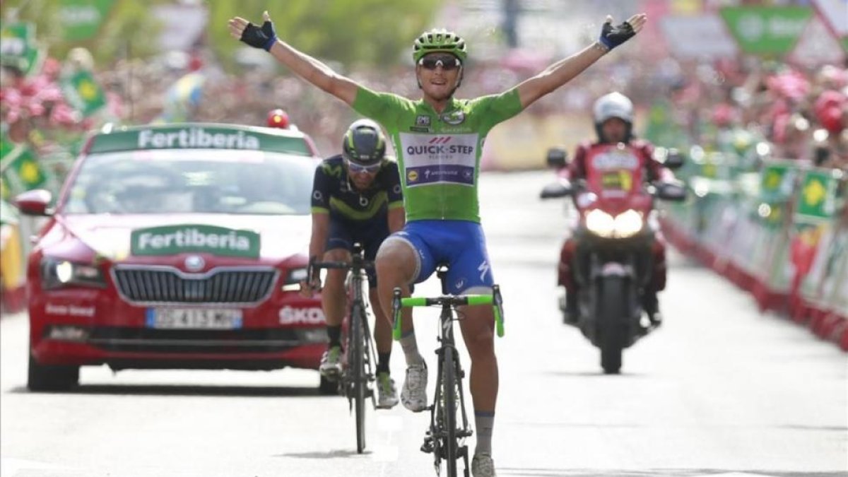 Matteo Trenin levanta los brazos por delante de José Joaquín Rojas, en la meta de Alhama de Murcia.-EFE / JAVIER LIZÓN