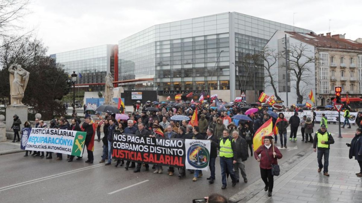 La cabeza de la manifestación pasa por el puente de San Pablo.-Israel L. Murillo