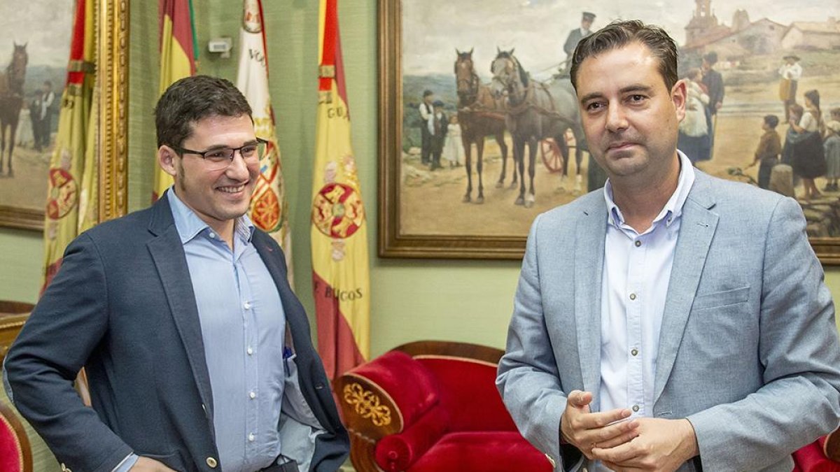 Raúl Salinero y Daniel de la Rosa, antes de la reunión de ayer.-RAÚL G. OCHOA