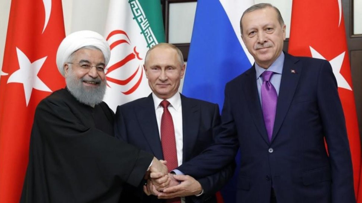 Putin, en el centro, con Erdogan (derecha) y Rouhani, en la reunión sobre Siria en Sochi.-/ AFP / MIKHAIL METZEL