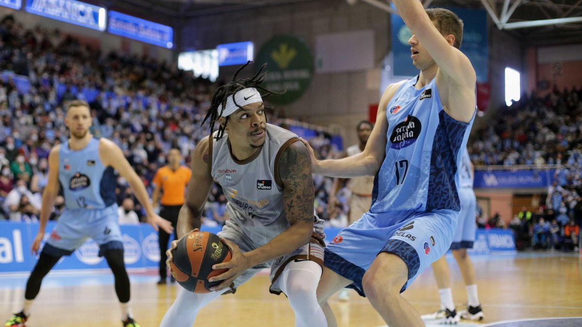 Eddie postea ante Lukovic. ACB PHOTO / C. CASTRO