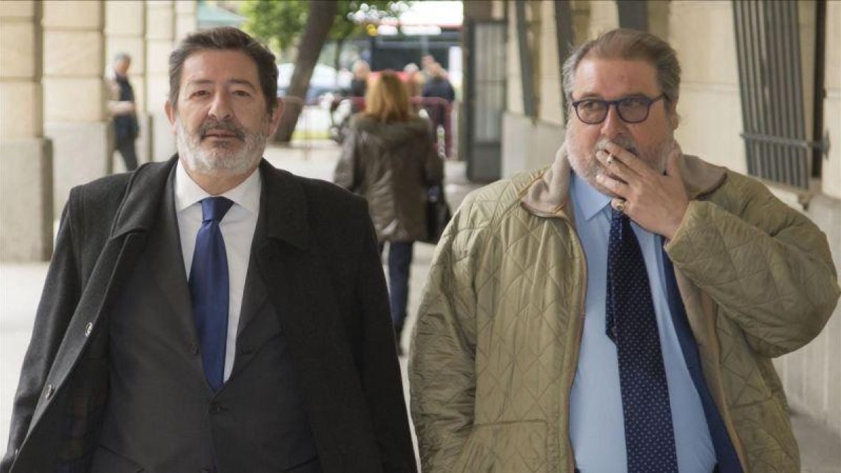 Javier Guerrero, exdirector general de Trabajo de la Junta de Andalucía, y su abogado, en una sesión del juicio del caso ERE.-EFE / RAUL CARO