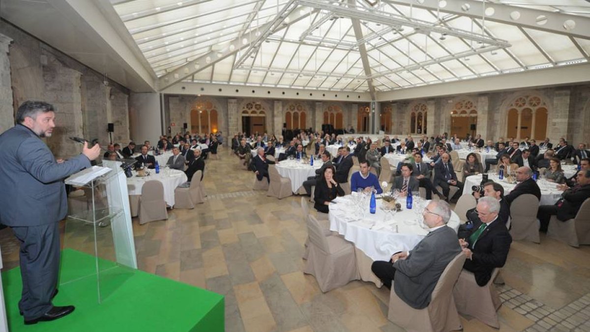 200 empresarios escucharon la conferencia ‘Claves del nuevo liderazgo, crear, creer, lograr’, de Álex Rovira, en el Palacio de la Merced.-ISRAEL L. MURILLO