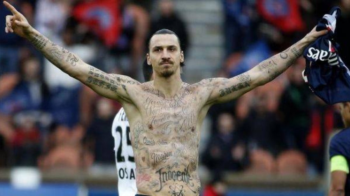 El jugador del PSG, Zlatan Ibrahimovic, muestra sus tatuajes en la celebración de un gol.-Foto: AFP / KENZO TRIBOUILLARD