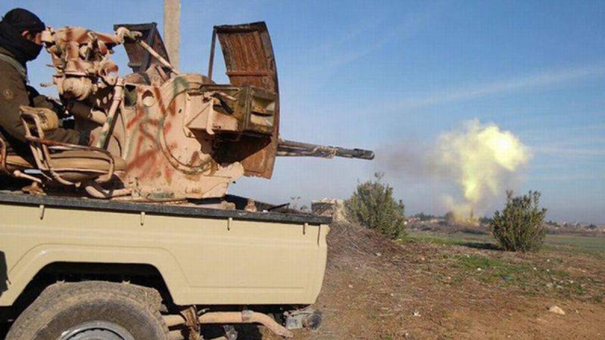 Fotografía de un militante disparando una arma pesada en Siria.-Foto: AP