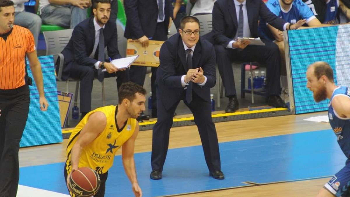 Epi pide intensidad defensiva a sus jugadores en el partido de ayer.-ISRAEL L. MURILLO