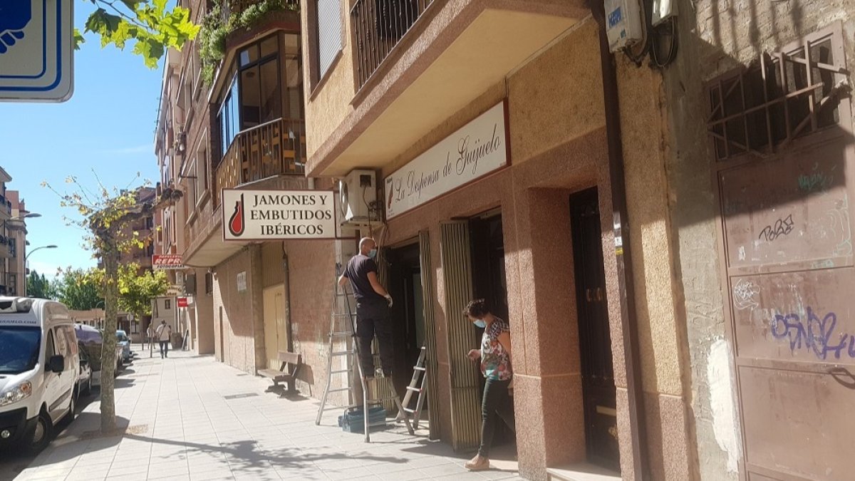 Las ayudas llegan tarde para la Despensa Guijuelo que cerró ayer la tienda tras 14 años de historia. L. V.
