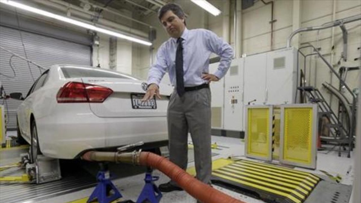 Control de emisiones de un Volkswagen en California.-AP PHOTO / NICK UT