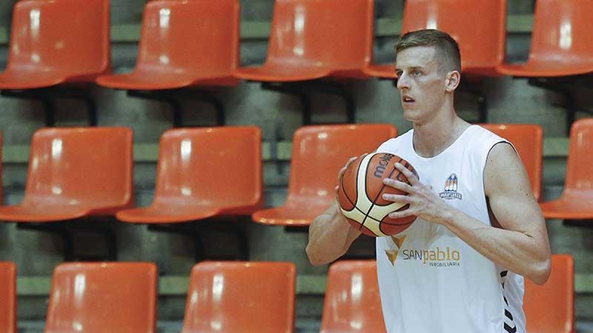 Brandon Brine busca línea de pase en el entrenamiento vespertino celebrado ayer en El Plantío.-SANTI OTERO