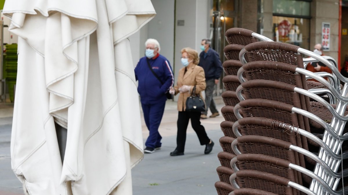 TERRAZAS CERRADAS Y GENTE POR EL PASEO DE ZORRILLA. JUAN MIGUEL LOSTAU.