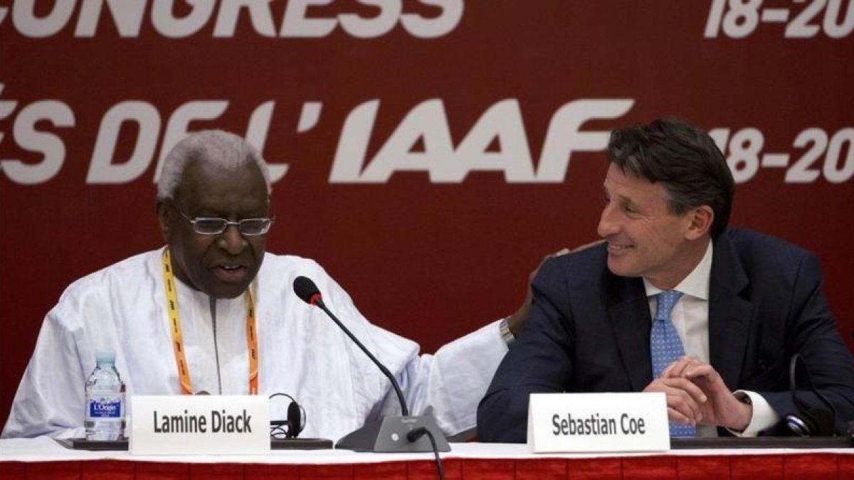 Lamine Diack, expresidente de la IAAF, con el actual, Sebastian Coe (derecha).-AP / ANDY WONG