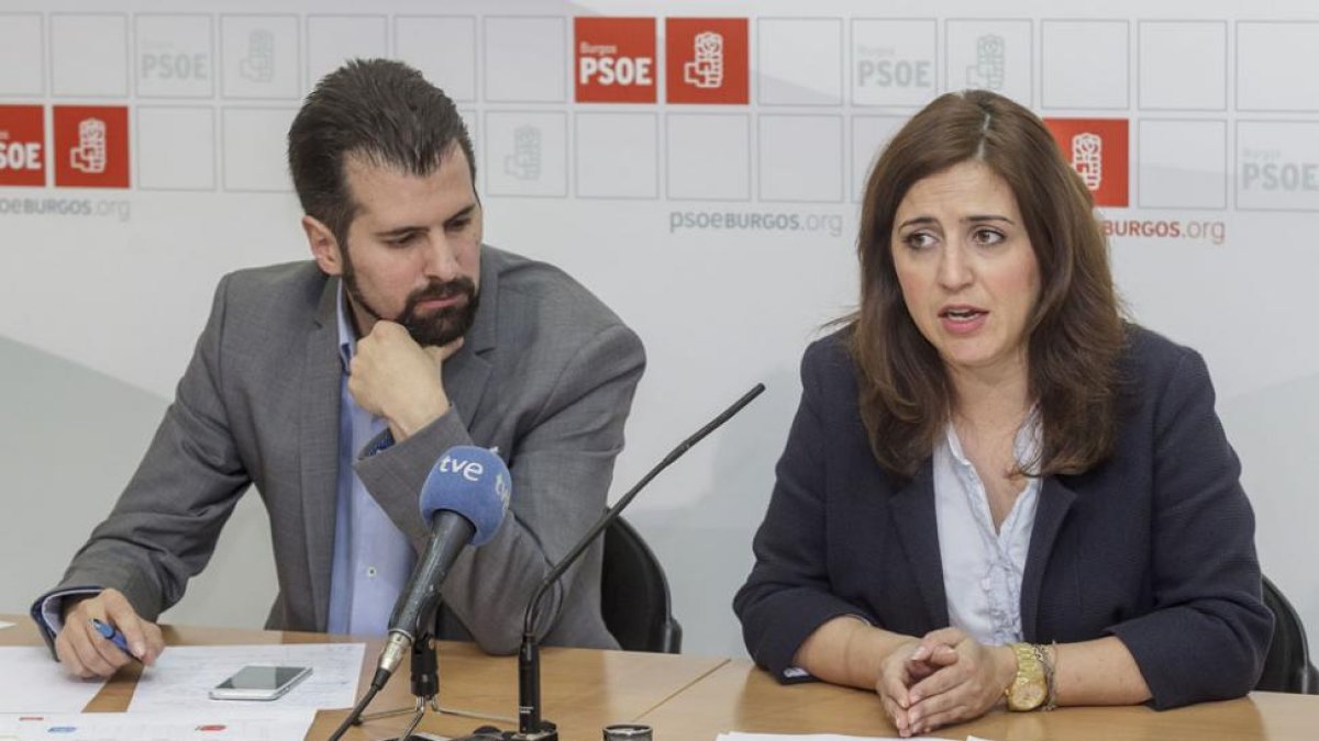 Luis Tudanca y Esther Peña ayer en la sede del PSOE de Burgos.-SANTI OTERO