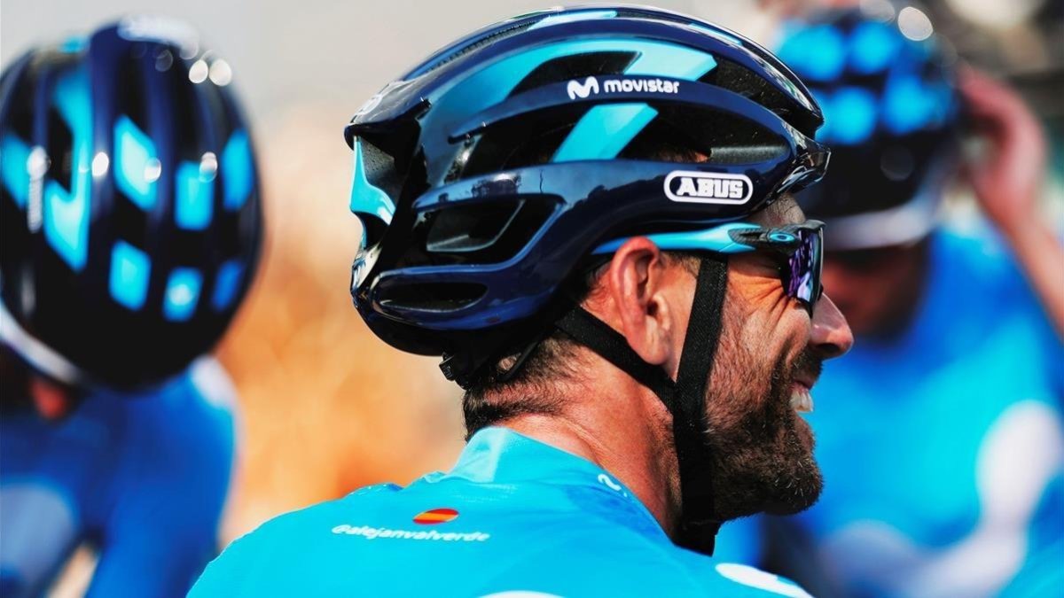 Alejandro Valverde habla con sus compañeros, en el hotel del conjunto Movistar-MANUEL BRUQUE
