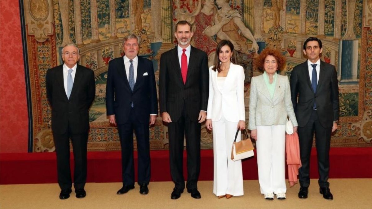 Isidro Fainé, presidente de la “la Caixa”; Íñigo Méndez de Vigo, ministro de Cultura, Educación y Deporte; los reyes Felipe y Letizia, Carmen Iglesias, directora de la Real Academia de la Historia y José María Álvarez-Pallete, presidente de Telefónica-EL PERIÓDICO